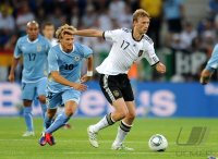 Fussball International EM 2012 Testspiel:  Diego FORLAN (li, Uruguay)  gegen Simon Rolfes (re, Deutschland)