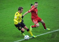 Fussball 1. Bundesliga, Saison 2011/2012: Mario Goetze (li, Borussia Dortmund) gegen Franck Ribery (FC Bayern Muenchen)