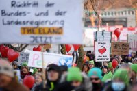 Kundgebung im Tuebinger Anlagenpark: 1200 Menschen demonstrierten gegen die einrichtungsbezogene Impfpflicht