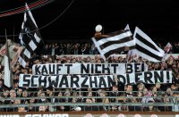 Fussball: 1. Bundesliga Saison 2010/2011: Millerntor Stadion Fans