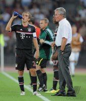 Fussball CHL  Saison 2011/2012: Trainer Jupp Heynckes  (FC Bayern Muenchen) und Philipp Lahm (FC Bayern Muenchen)