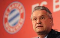 Fussball 1. Bundesliga : Joachim Herrmann, Bayerischer Innenminister  vor dem FCB LOGO