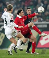 Fussball 1. Bundesliga: Gladbach - Bayern, Zweikampf