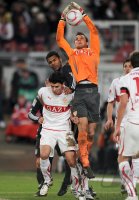 Fussball 1. Bundesliga : Serdar Tasci (li, VfB Stuttgart) gegen Breno (Mitte, FC Bayern Muenchen) gegen Torwart Sven Ulreich (re, VfB Stuttgart)