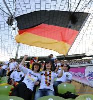 FUSSBALL WM 2010, Public Viewing im Olympiastadion MuenchenFUSSBALL WM 2010, VORRUNDE: Deutschland - Serbien