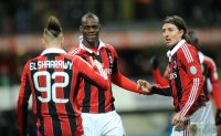 FUSSBALL SERIE A:  Stephan El Shaarawy, Mario Balotelli und Montolivo Riccardo (v. li., AC Mailand)