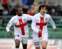 FUSSBALL SERIE A:  JUBEL von Diego Milito mit  Samuel Eto o (v.re., Inter)
