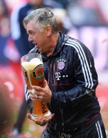 Fussball, 1. Bundesliga  Saison 16/17: Jubel FC Bayern Muenchen mit Schale