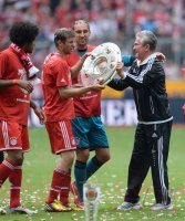 Fussball 1. Bundesliga  Saison  2012/2013: Arjen Robben (FC Bayern Muenchen) mit Schale