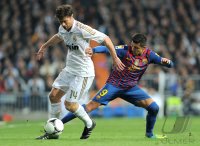 FUSSBALL International  COPA DEL REY  11/12:  Xabi Alonso (li, Real Madrid) gegen Alexis Sanchez (Barca)