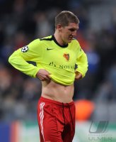 Fussball Champions League: Bastian Schweinsteiger zieht mit nacktem Oberkoerper das Trikot von Alexander Frei (FC Basel) an