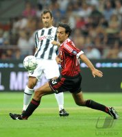 FUSSBALL Trofeo Luigi Berlusconi: Mirko Vucinic (li, Juventus Turin) gegen Alessandro Nesta (re, AC Mailand)