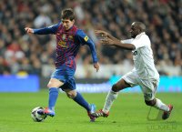 FUSSBALL International  COPA DEL REY  11/12:  Lionel Messi (li, Barca) gegen Lassana Diarra (Real Madrid)