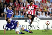 Fussball UCL: Eindhoven - Schalke, Zweikampf