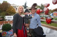 FUSSBALL 1. BUNDESLIGA 14/15:  Philipp Lahm mit seiner Frau Claudia auf der Wiesen