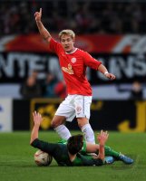 1. Fussball Bundesliga: Lewis Holtby (1. FSV Mainz 05) gegen Philipp Bargfrede (UNTEN, SV Werder Bremen)