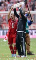 Fussball 1. Bundesliga  Saison  2012/2013:  Shaqiri (FC Bayern Muenchen) und Trainer Heynckes (FC Bayern Muenchen) mit Schale