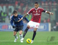 FUSSBALL International SERIE A 2011/2012: Ricardo  Alvarez (li, Inter Mailand) gegen Kevin Prince Boateng (AC Mailand)