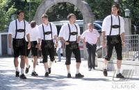 1. Fussball Bundesliga : FC Bayern in Lederhosen bei Paulaner