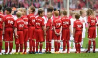 Fussball 1. Bundesliga Saison 14/15: FC Bayern Escortkids stehen Spalier