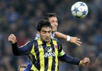 Fussball Champions League: Schalke - Istanbul, Zweikampf