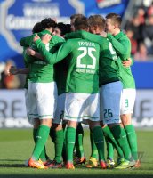 Fussball 1. Bundesliga  Saison 2011/2012: JUBEL nach dem TOR Claudio Pizarro, Tom Trybull , Florian Hartherz, Francois Affolter (v. li., SV Werder Bremen)