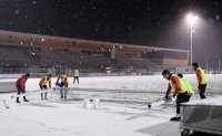 Fussball Regionalliga Suedwest 20/21: Ball im Schnee am 09.12.2020 in der Balinger Bizerba Arena