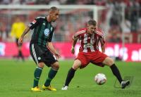 Fussball 1. Bundesliga : Ashkan Dejagah (li, VfL Wolfsburg) gegen Bastian Schweinsteiger (re, FC Bayern Muenchen)