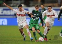 Fussball 1. Bundesliga  Saison 2010/2011: Ciprian Marica (li, VfB Stuttgart) gegen Aaron Hunt (SV Werder Bremen)   gegen Cristian Molinaro (re, VfB Stuttgart)