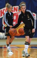 Frauen Fussball Nationalmannschaft Training : Simone Laudehr   (Deutschland)