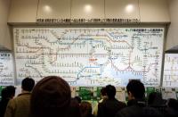 Fussball International  Club WM  Fahrplan in einer JR Station in Tokio