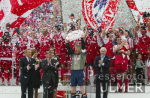 FUSSBALL  1. Liga  FC Bayern  JUBEL  Kahn Meisterschale