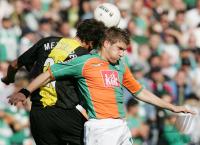 Fussball 1. Bundesliga: Bremen - Dortmund, Zweikampf