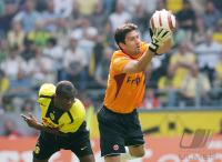 Fussball 1. Bundesliga: Dortmund - Frankfurt, Zweikampf