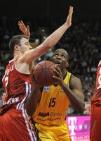 Basketball 1. Bundesliga 2011/2012:  Philipp SCHWETHELM (li, FC Bayern Muenchen) gegen Derrick Allen (Alba Berlin)