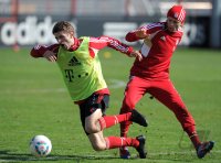 Fussball 1. Bundesliga: Thomas Mueller   (li) gegen Anatoliy Tymoshchuk (FC Bayern Muenchen)