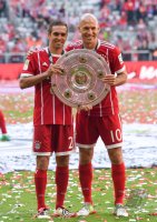 Fussball, 1. Bundesliga  Saison 16/17: Jubel FC Bayern Muenchen mit Schale