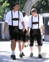 1. Fussball Bundesliga : FC Bayern in Lederhosen bei Paulaner