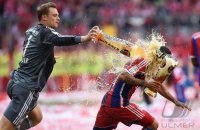 Fussball, 1. Bundesliga  Saison 13/14: Weissbierdusche, Meister FC Bayern Muenchen