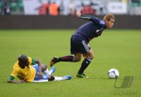 FUSSBALL INTERNATIONAL:  Ramires (li, Brasilien) gegen Keisuke Honda (Japan)