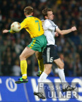 Fussball - EM-Qualifikation: Deutschland - Litauen, Zweikampf