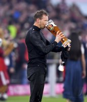 Fussball 1. Bundesliga Saison 21/22: JUBEL FC Bayern Muenchen feiert die 32. Meisterschaft