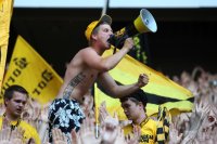 Fussball 1. Bundesliga:  Fankurve Borussia Dortmund mit einem Fan mit Megaphon