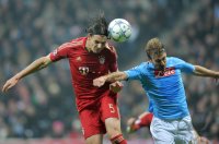 Fussball CHL  Saison 2011/2012:  Daniel van Buyten (li, FC Bayern Muenchen) gegen Hugo Campagnaro (SSC Neapel)