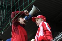 1. Fussball Bundesliga: Trainer Thomas Tuchel (1. FSV Mainz 05) mit Megafon in der FANKURVE