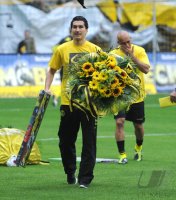 Fussball 1. Bundesliga : Nuri Sahin , Dede (Borussia Dortmund) verabschiedet sich bei den Fans