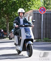 Oberbuergermeister Boris Palmer (Parteilos) bei einer Probefahrten mit einem E-Roller