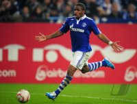 Fussball: 1. Bundesliga Saison 2010/2011, Schalke: FARFAN am Ball