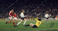 Fussball Deutschland-Oesterreich:   Pezzey, Rummenigge, Koncilia