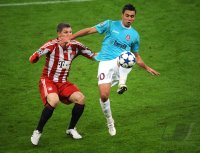 Fussball Champions League  Saison 2010/2011: Bastian Schweinsteiger (li, FC Bayern Muenchen) gegen Roberto De Zerbi (re, CFR 1907 Cluj)
